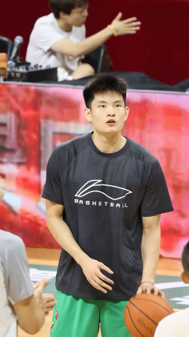 刘星言更新辽篮图集，新赛季将效力NBL合肥狂风。辽宁男篮 ​​​