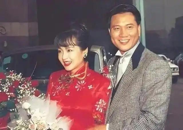 一位性学家说：“女人爱到顶就是脱光了站那儿，不留后路；男人爱到绝就是把自己那点窝