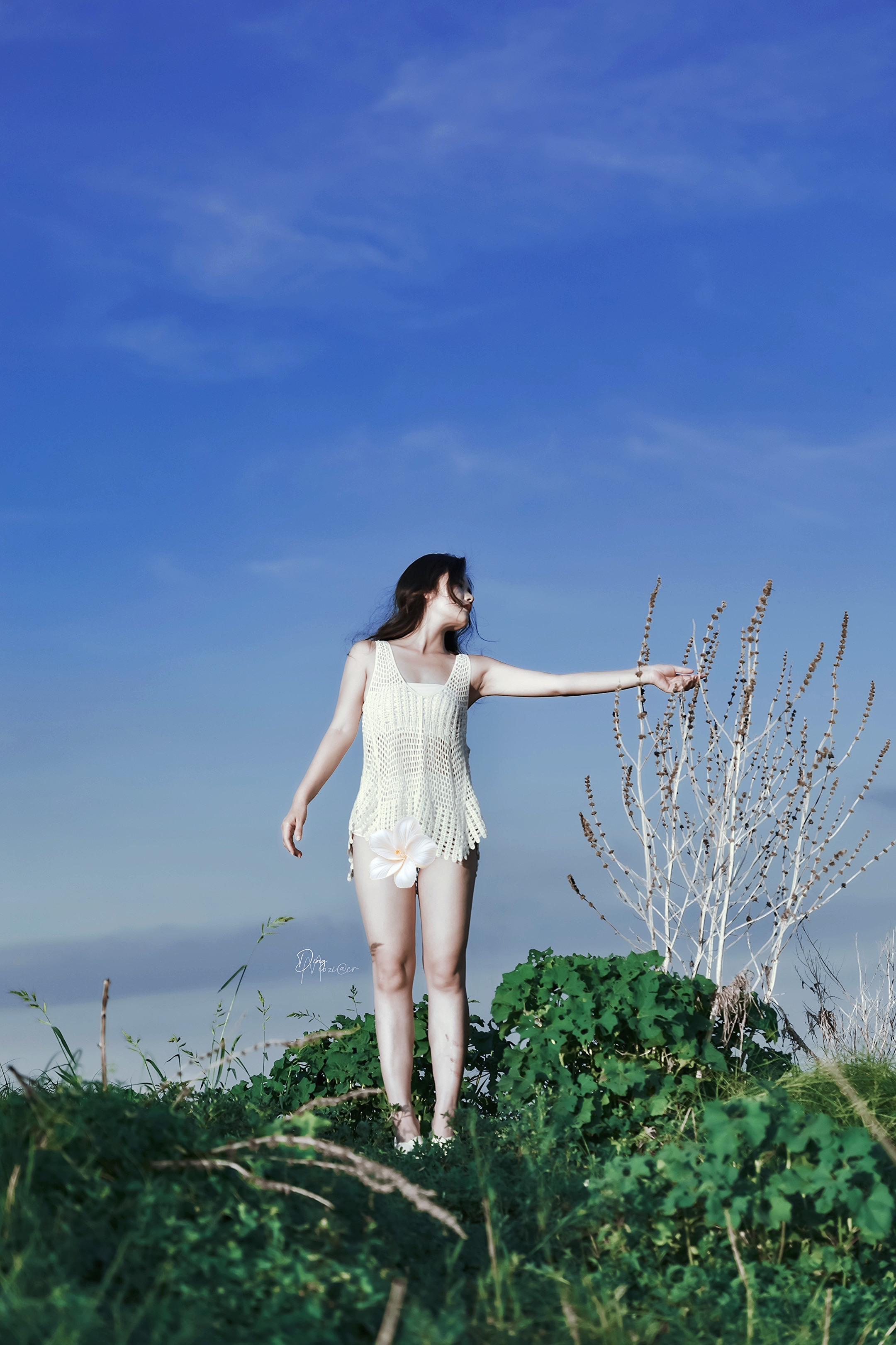 蓝天 旷野 草地｜感受肆意绽放的自由。《户外自由氛围感写真》 阳光就是...