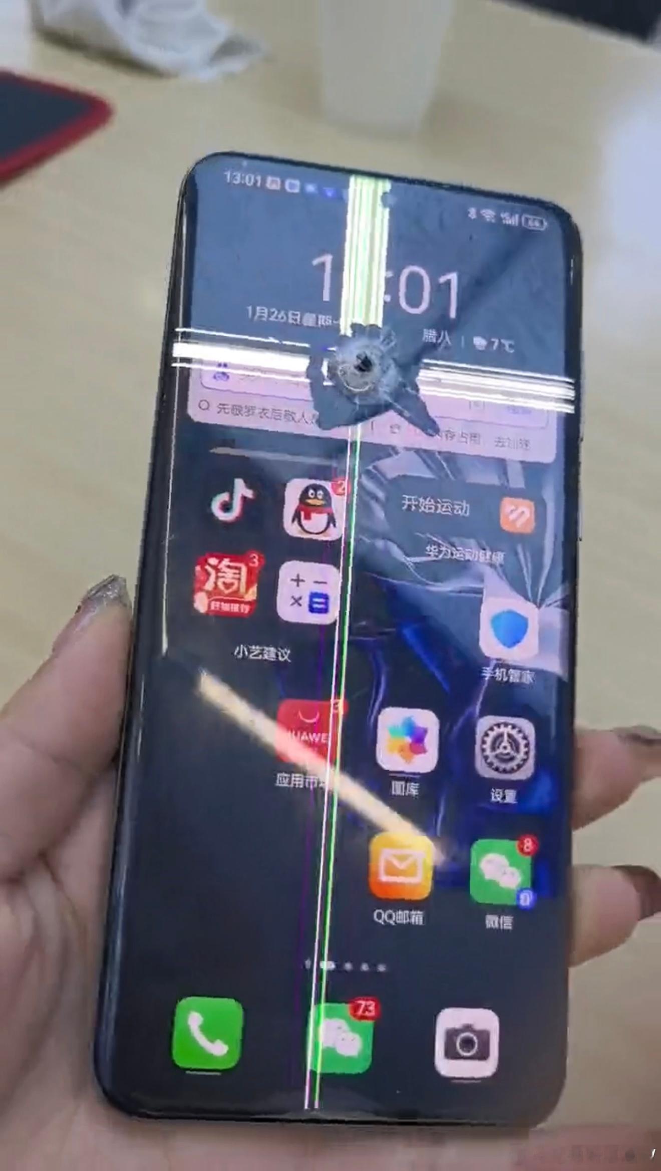 手机被扎出一个窟窿还能用不得不说这质量是真好啊，还硬挺着几天，把数据传到新手机里