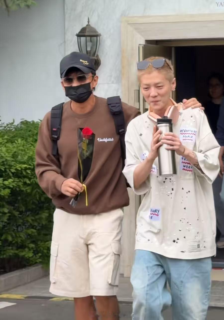 邓超鹿晗这个肤色差邓超鹿晗这个肤色差好明显！邓超鹿晗脏脏包雪媚娘