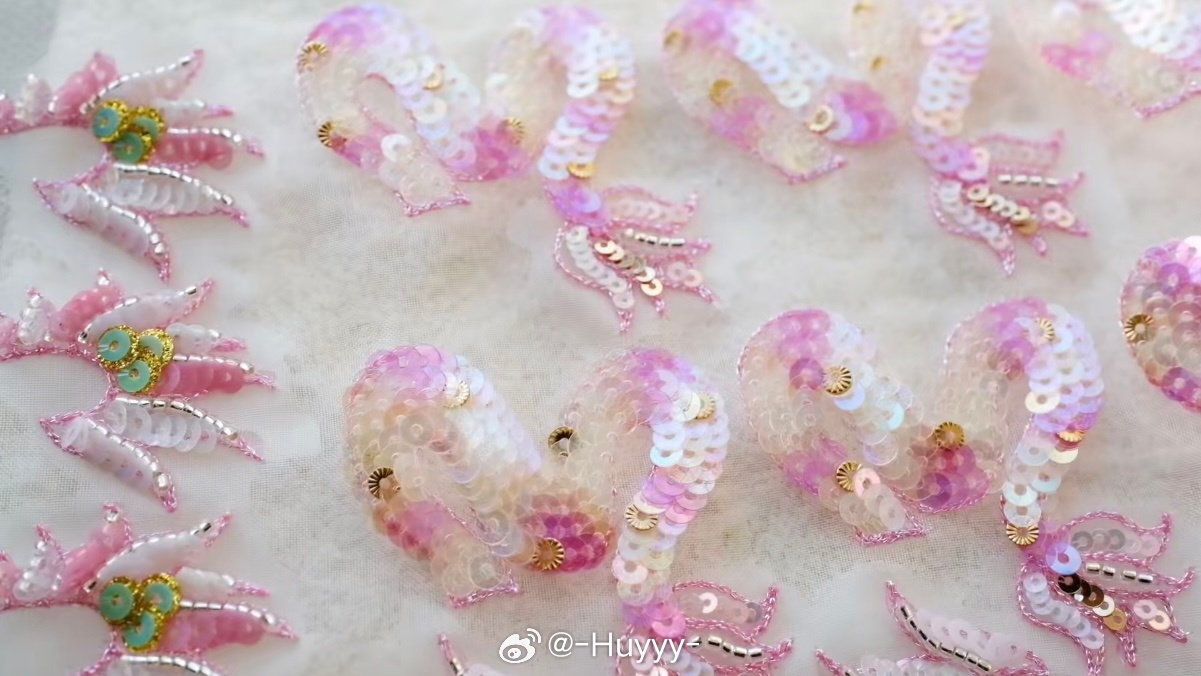 端午许愿粉龙 粉嘟嘟的蜜桃龙粉龙衔福至，稚子沐春风粉色藏美好，祥龙护成长戴上蜜桃