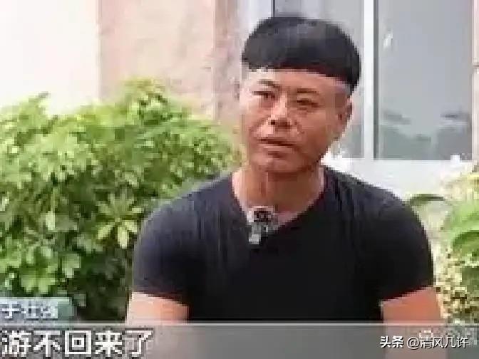 山东威海，一家3口去海边玩，结果，父子俩不慎被海浪卷走，妻子急得大喊：“有人会游