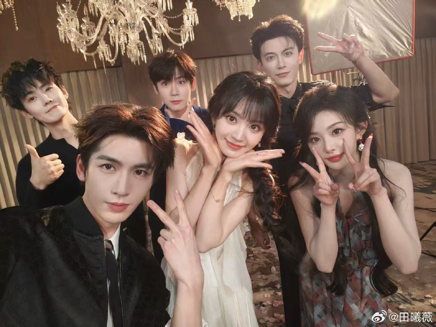 张凌赫田曦薇搭肩合照张凌赫田曦薇晒合照这两张脸出片也太轻松了吧 