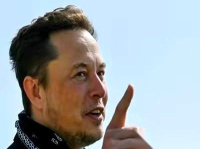 聊聊马斯克的婚姻，他前妻贾斯汀有句话，听得人后背发凉。
一天晚上，她只是想聊聊天