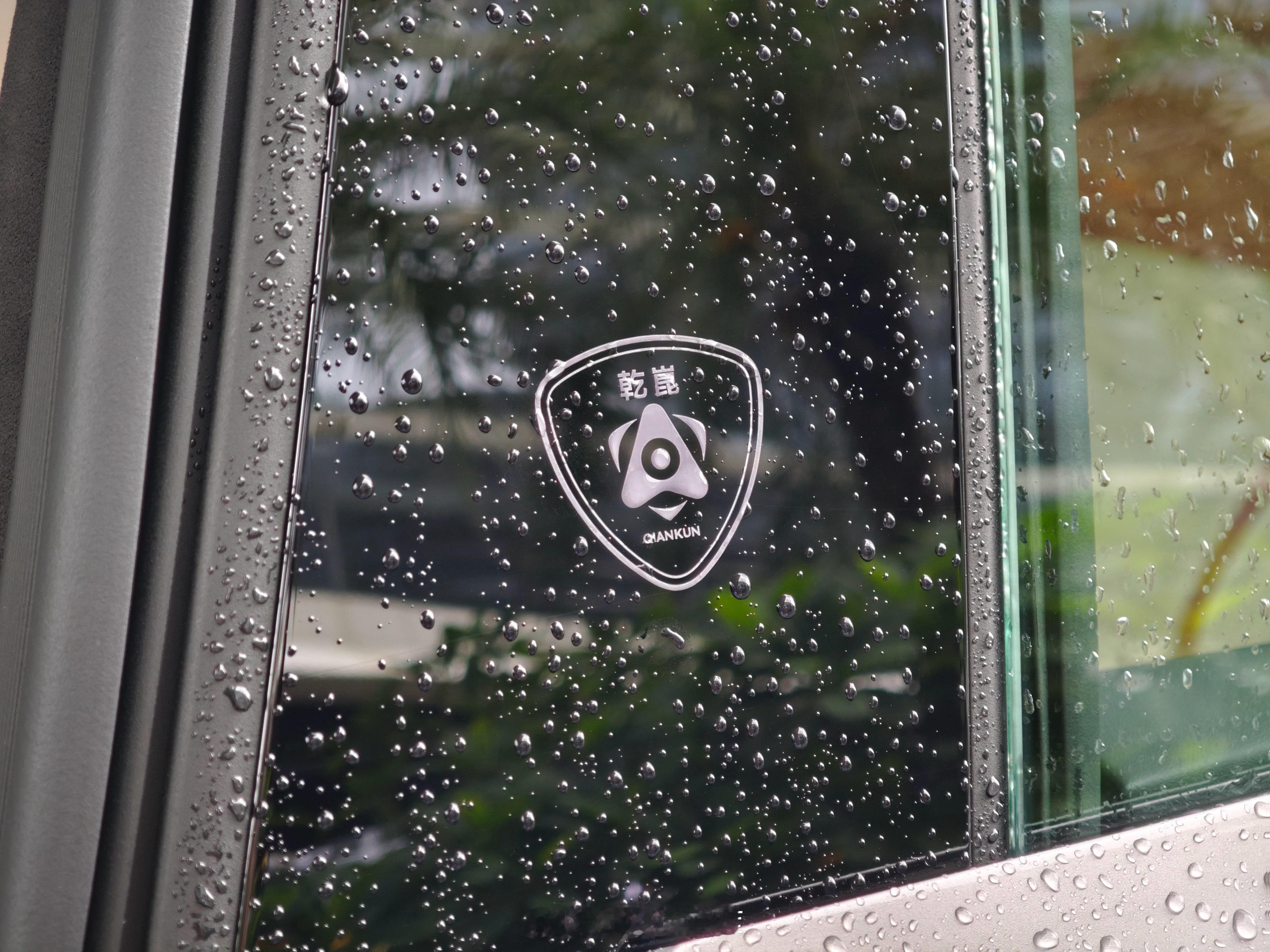 猜车兄弟们，B 柱有华为乾崑标的是啥车？新能源汽车华为乾崑42mark