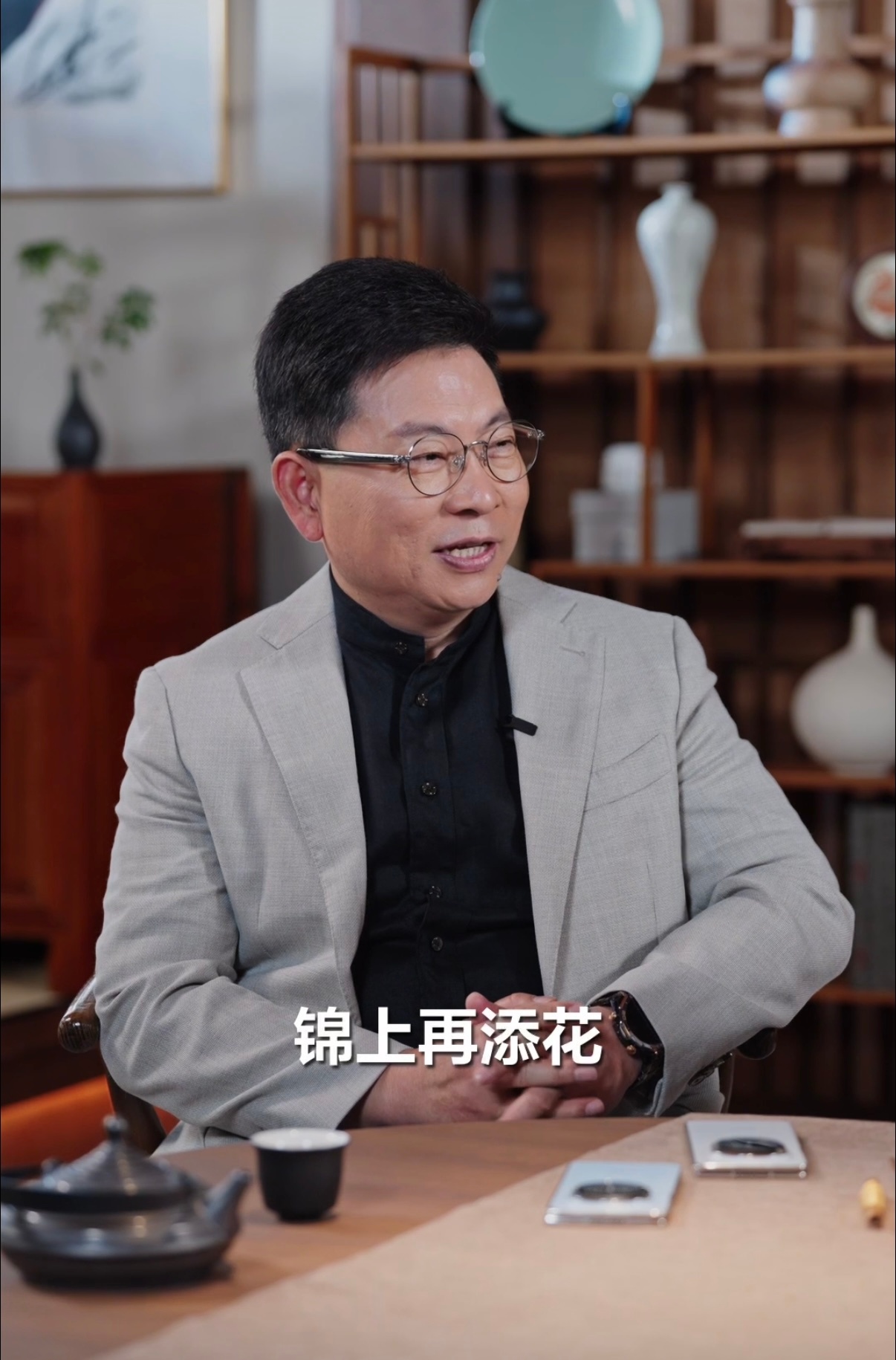 原来云锦真用金啊 怪不得是非遗，工艺复杂真材实料，Mate X7后盖就是采用云锦