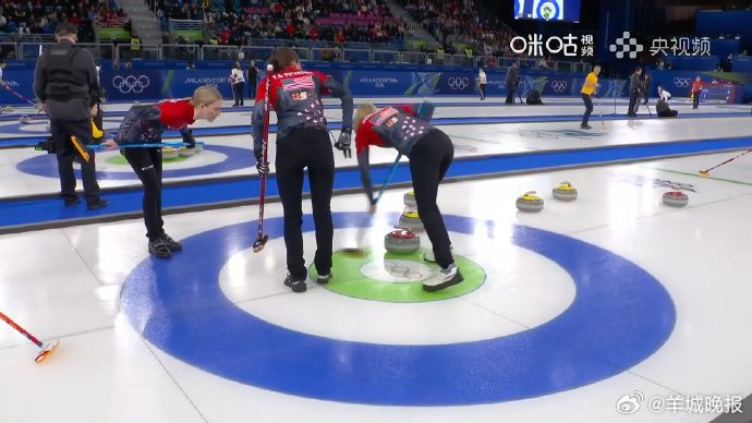 #中国冰壶女队5比6美国#  米兰冬奥会冰壶女子循环赛，中国队王芮、韩雨、董子齐