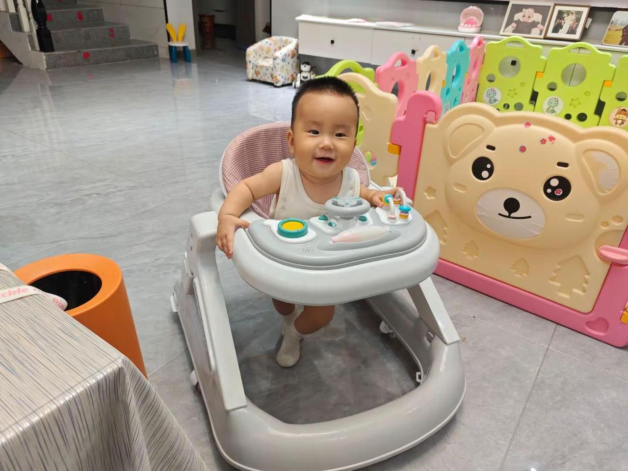 第一次坐学步车