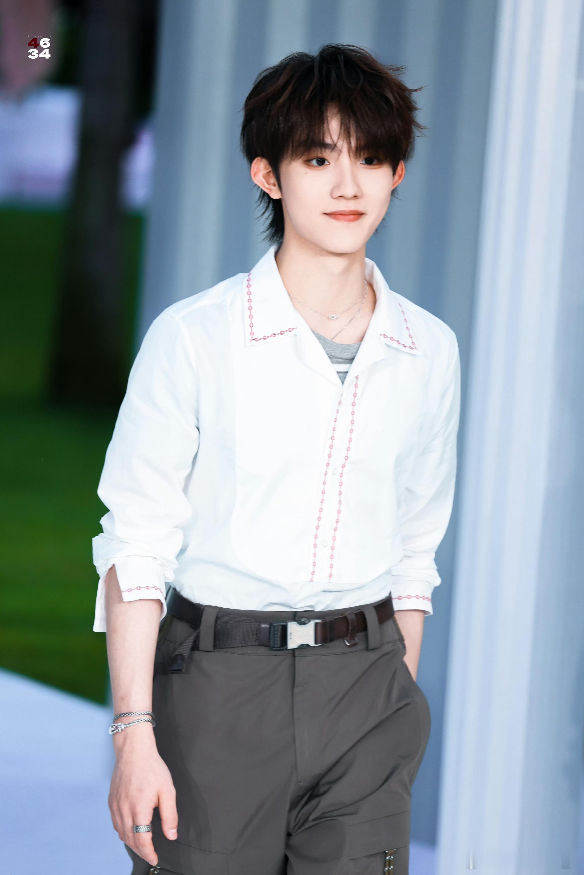 苏新皓露齿笑好明媚苏新皓好可爱呀[爱你]白衬衫穿在身上太好看了😭露齿笑太明媚了