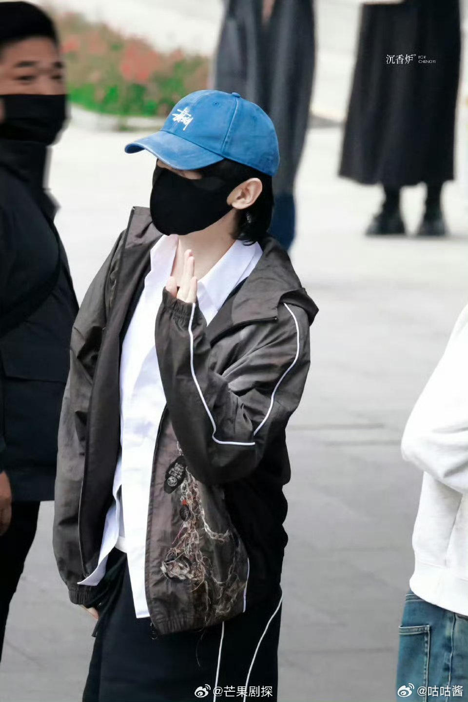 成毅机场路透状态成毅穿上短裤了 成毅机场路透，看起来很有精气神啊，都穿上短裤🩳