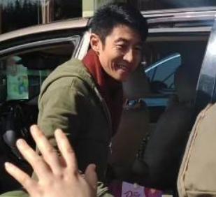 2026年2月23日，撒贝宁携妻子李白及龙凤胎儿女回武汉探亲，被网友在某酒店门口