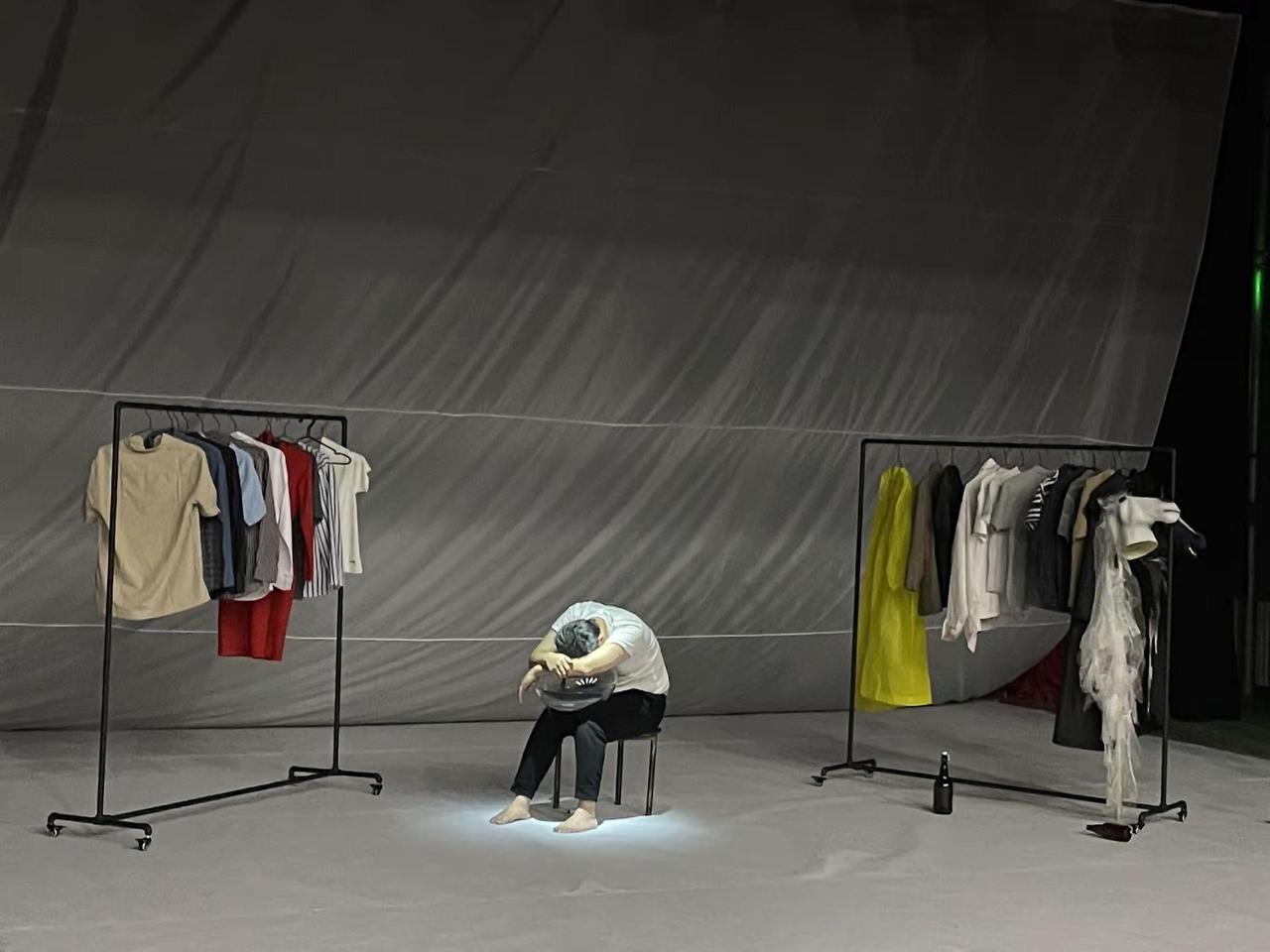 看《被软禁的医生》 很好的独角戏，一个讲中年医生的戏。一入座，演员就已经等待在台