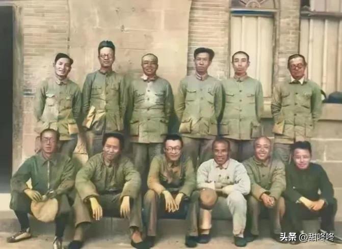 ​这张照片拍摄于1938年，也就是万里长征一年多后，拍摄地点是延安桥儿沟。
​照
