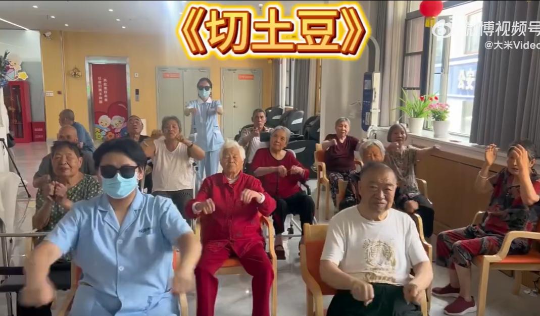 近日，河南洛阳28岁院长张智皓带领00后团队创新养老模式引发热议。
这支年轻团队