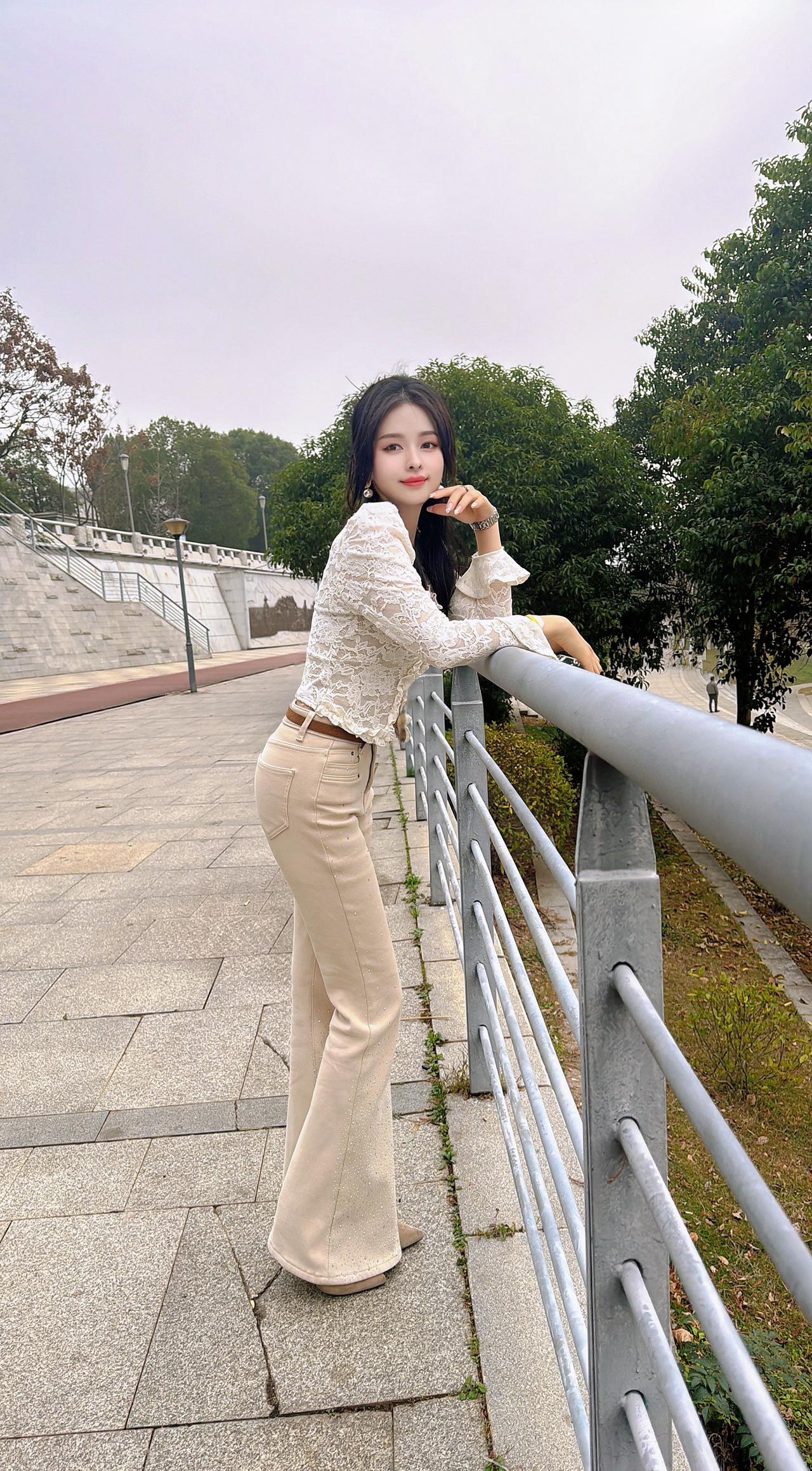 人生有两个境界，一个知道，一个知足，知道自己想要的，知足自己拥有的。多爱自己，不