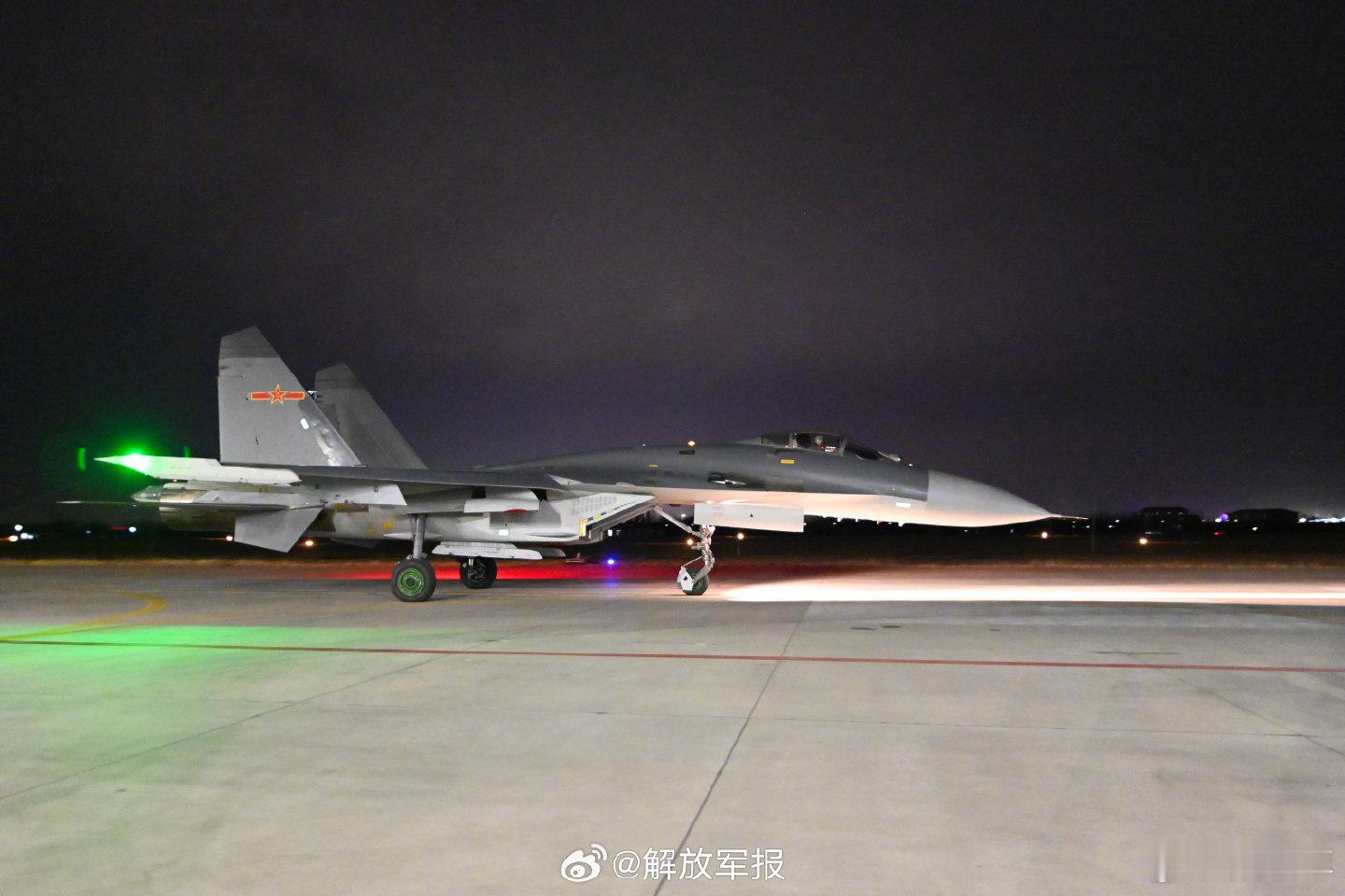 西部空军航空兵某旅完成新员改装首次夜航 ​​​
