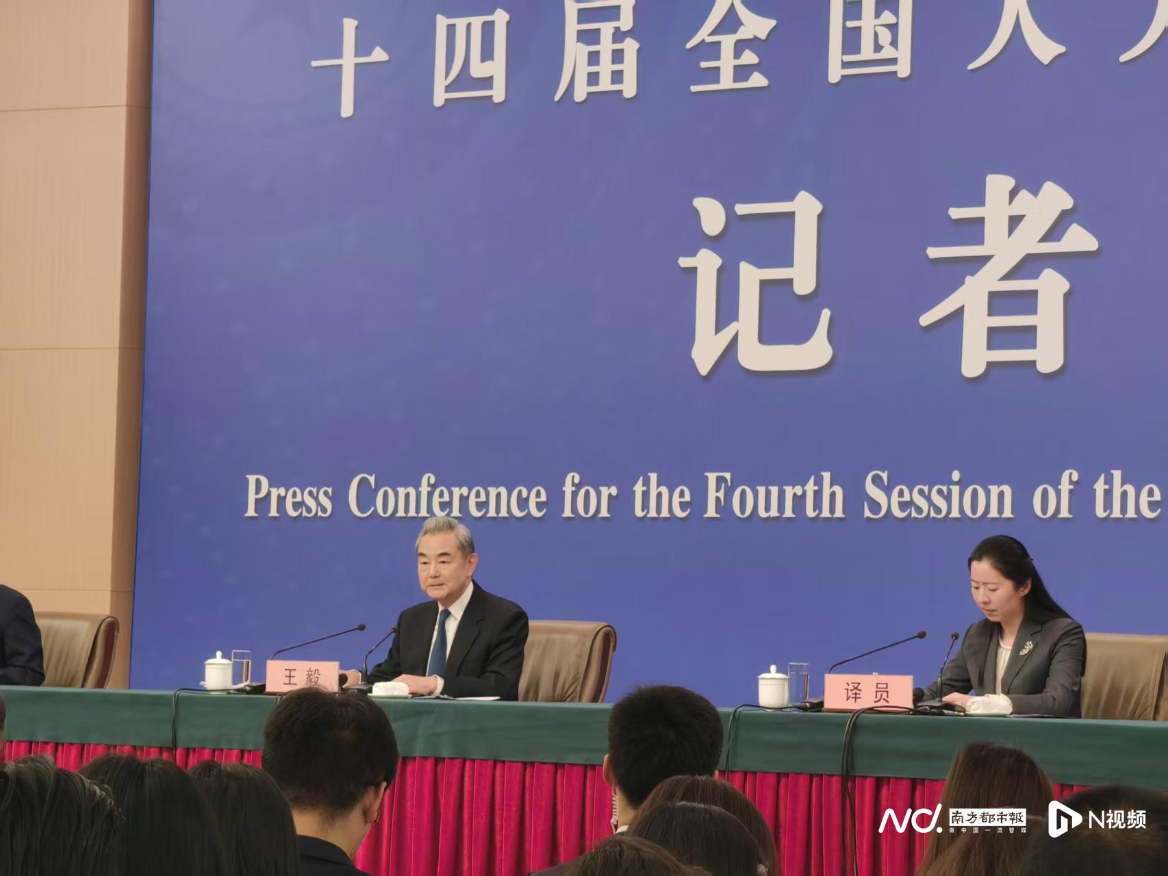 #王毅喊话海外华侨祖国稳如泰山#【王毅喊话海外华侨：当前世界乱象丛生，你身后的祖