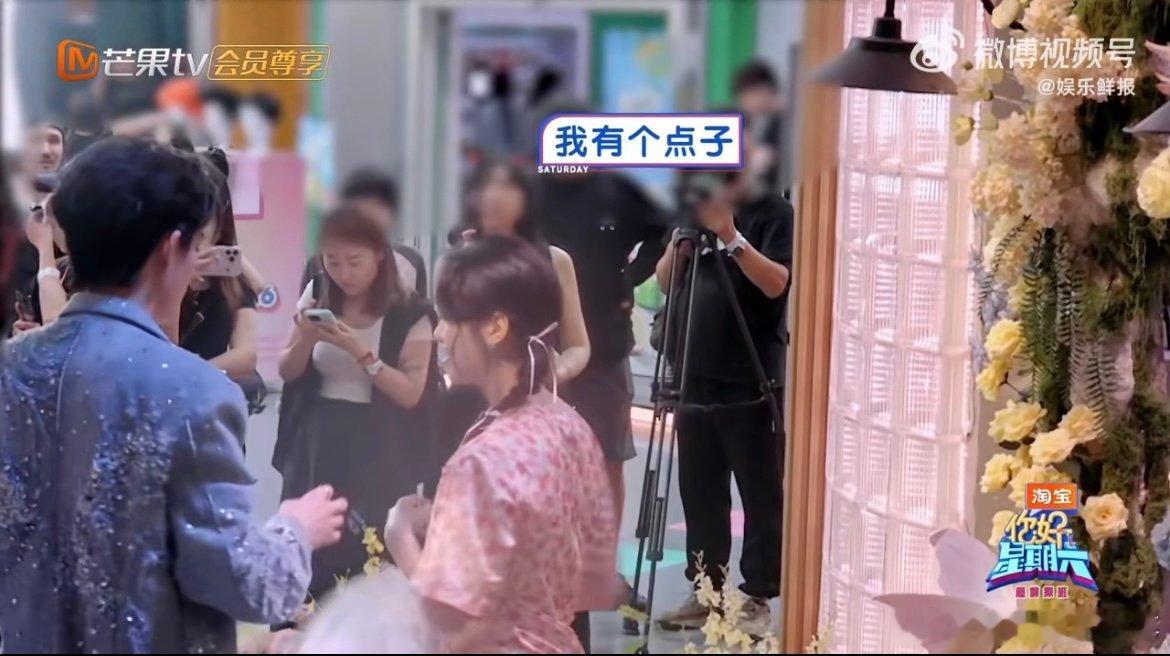 王星越单手给向涵之戴头纱 单手轻拢头纱的动作苏感爆棚，两人对视时的默契仿佛溢出屏