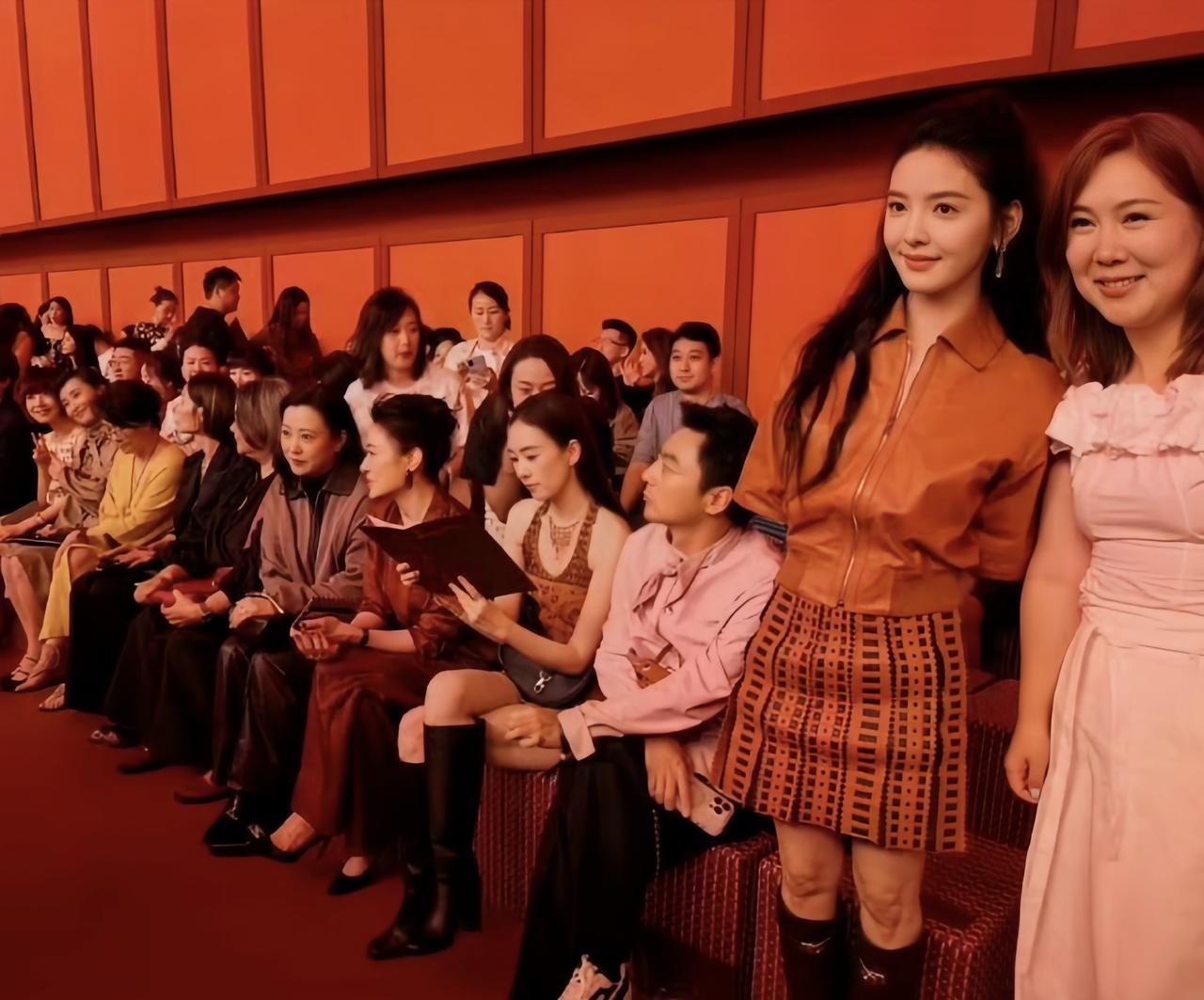 6月13日，众多明星现身上海看爱马仕大秀，这个视角看章若楠，美少女感十足。

梁