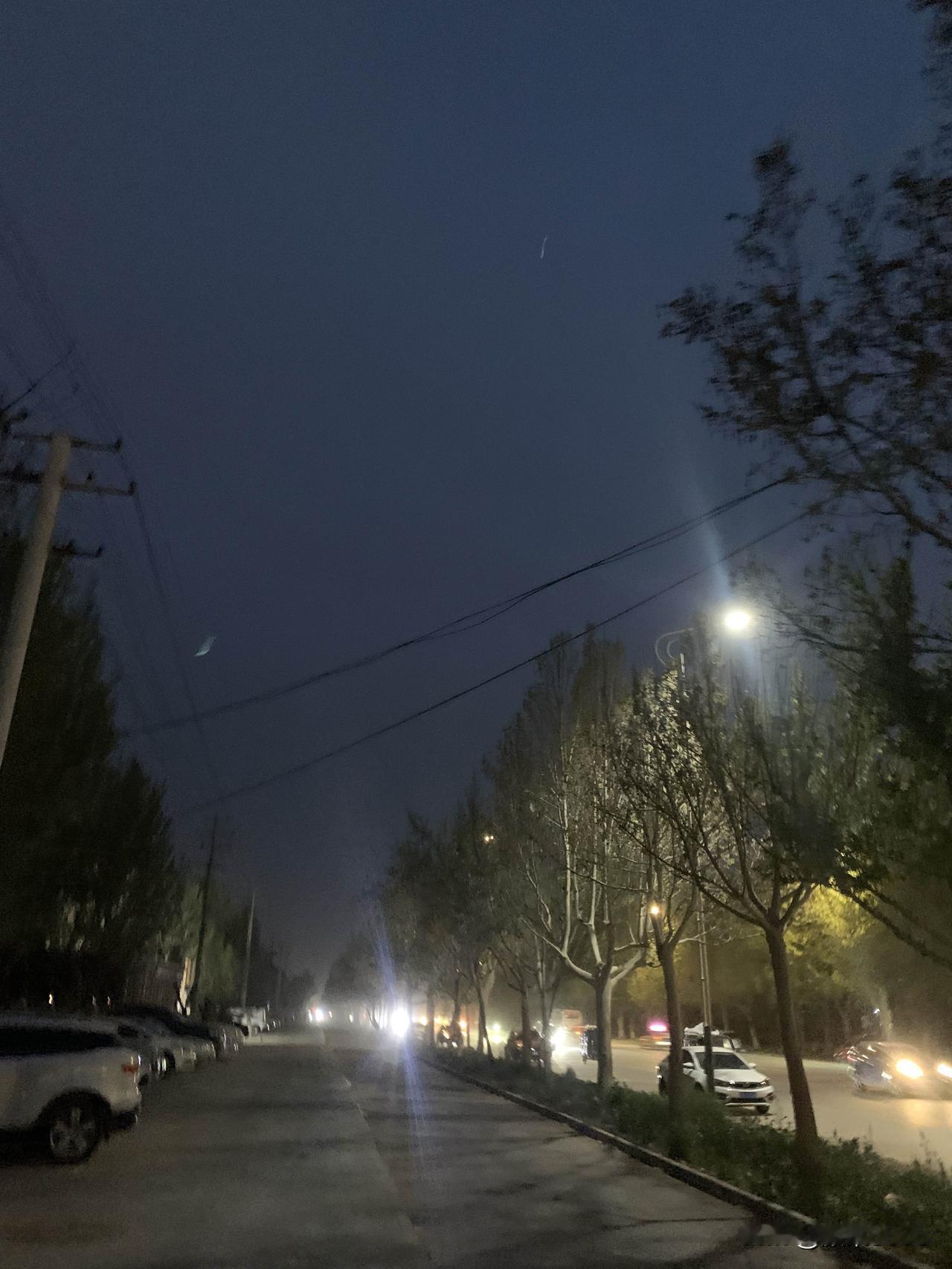 夜跑打卡，今天妥妥的5公里，每天晚上保持优良的锻炼习惯，夜跑，跑出健康，跑出人生