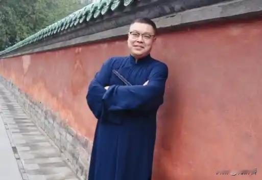 42岁的相声演员修明炎居然突然没了！是得糖尿病并发症走的。
 
他搭档李鸣智发了
