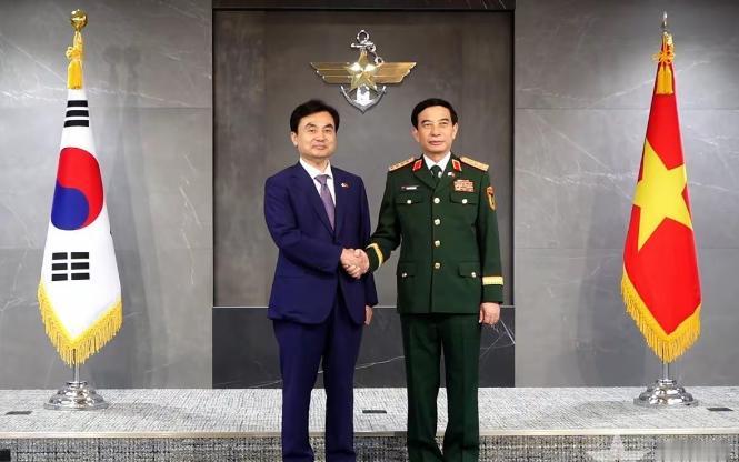 中国的一个邻国，正在向菲律宾、越南偷偷“递刀”！
 
最近，韩国媒体爆料了一件大