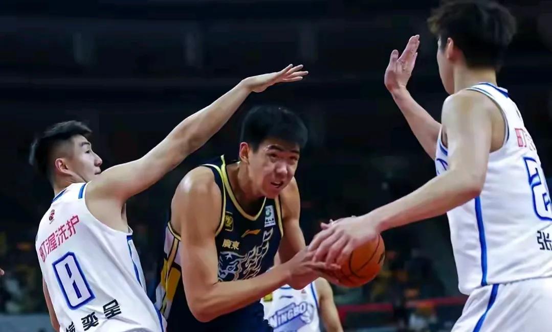 张明池退役，永别广东东莞男篮，
徐昕对着杜指导的吼吼，还了嘴，
从此广东再无可用