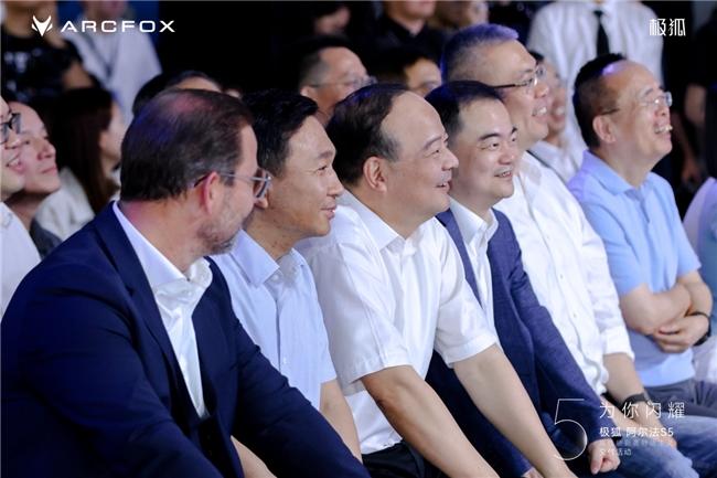 极狐阿尔法S5真的让我惊艳了！它不仅仅是一款车，更是智能出行的新标杆！市场反响热