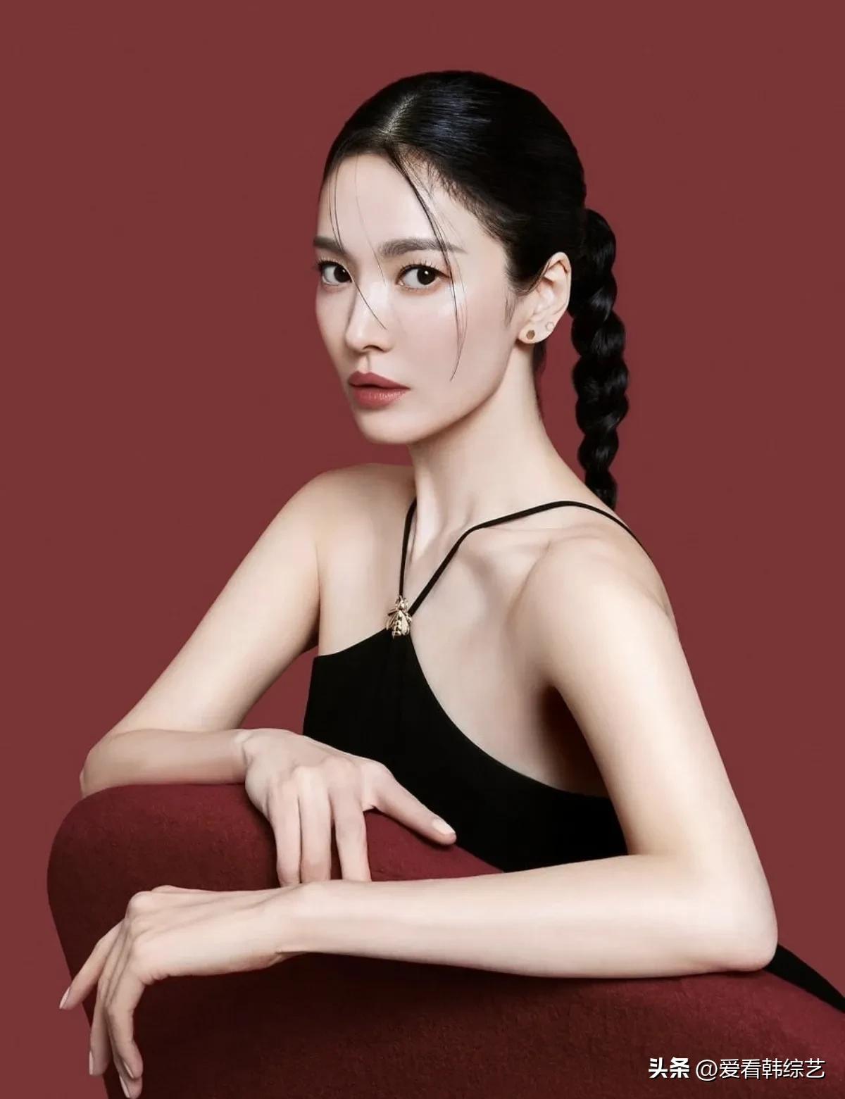 1日，演员宋慧乔在自己的Instagram上上传了照片。公开的照片中，宋慧乔一袭