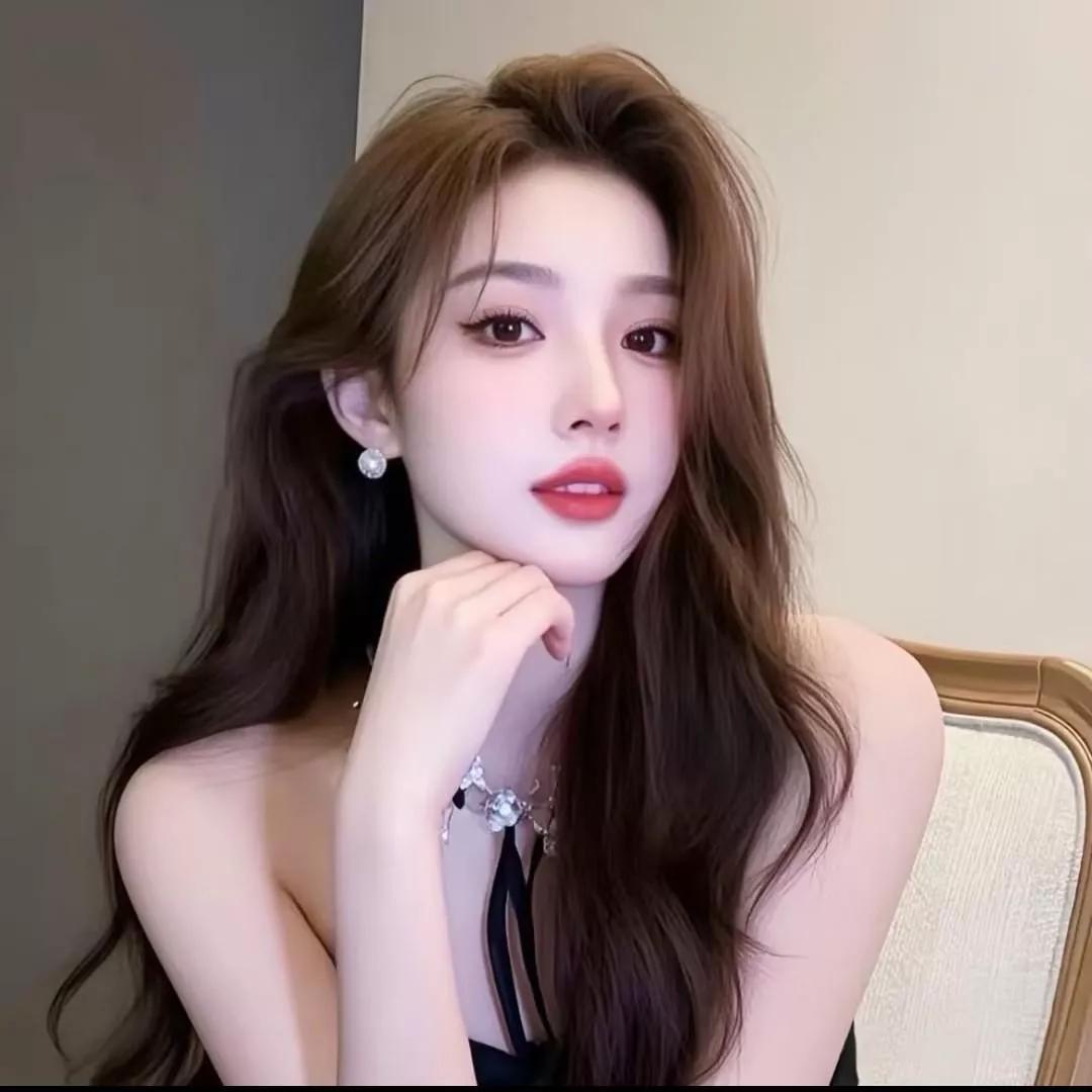 抱着毛茸茸的小狗，享受美味的三明治！