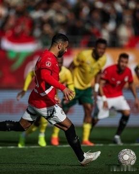 非洲杯B组第2轮，埃及对阵南非，依靠萨拉赫造点+点射，哈尼上半时尾声染红，全场补