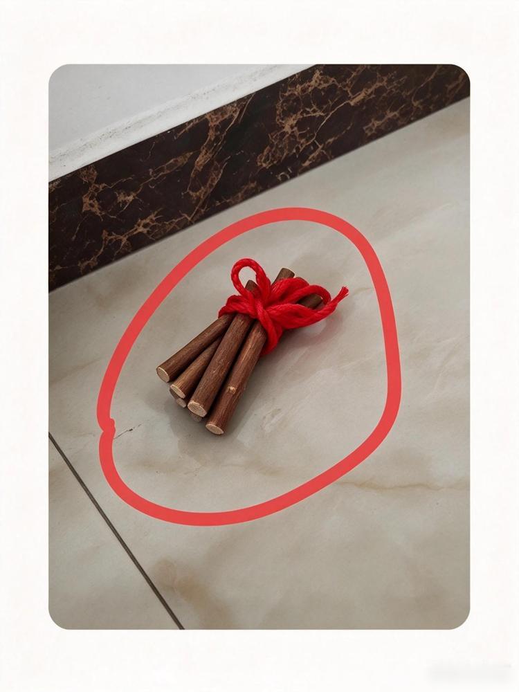 真的奉劝那些租房的，入住前一定要仔细检查床底！

朋友租的房子，打扫时从床底翻出