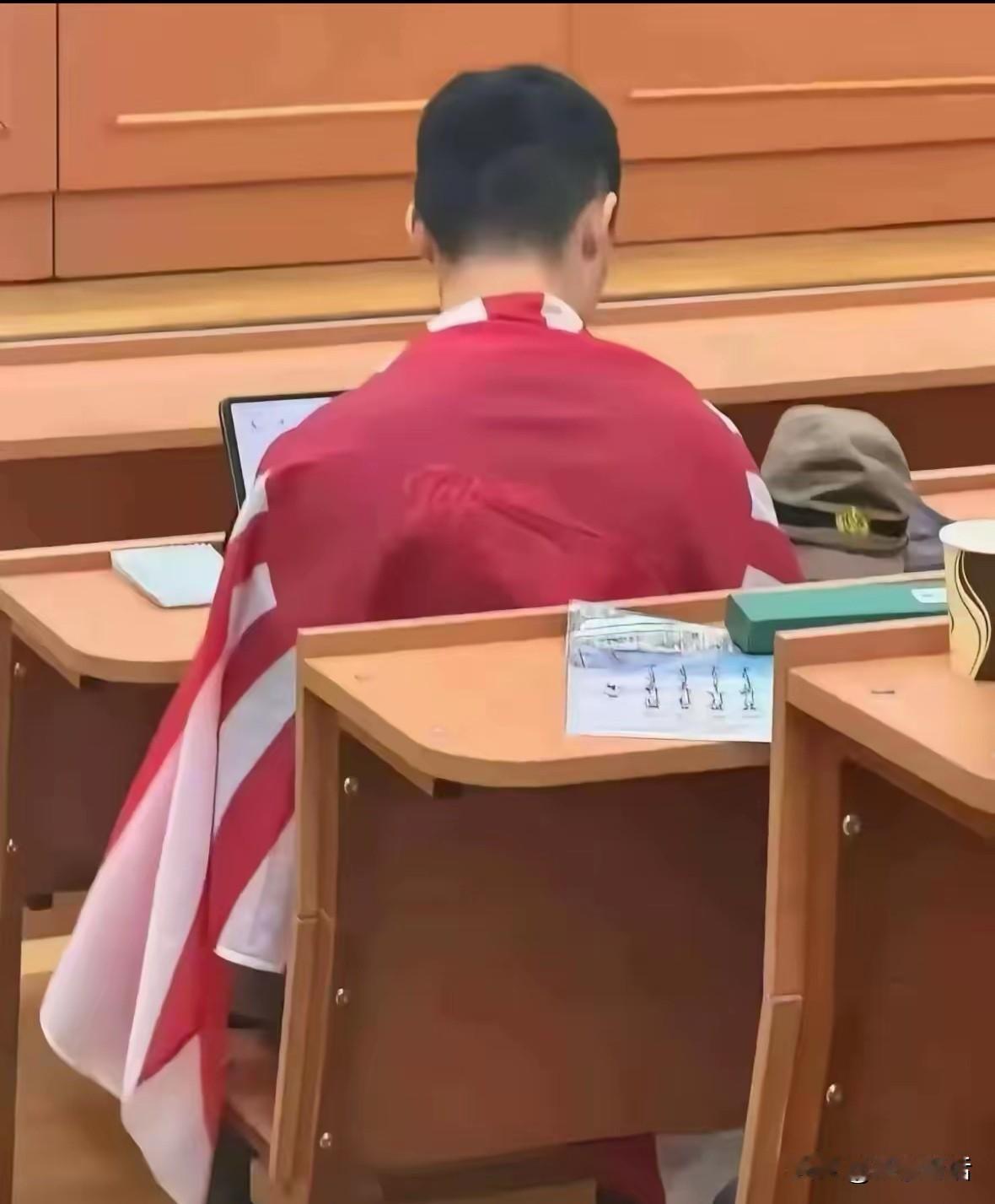 这张照片，看了让人心里沉甸甸的！
没想到，这个坐在课堂里身披旭日旗的人，既不是日