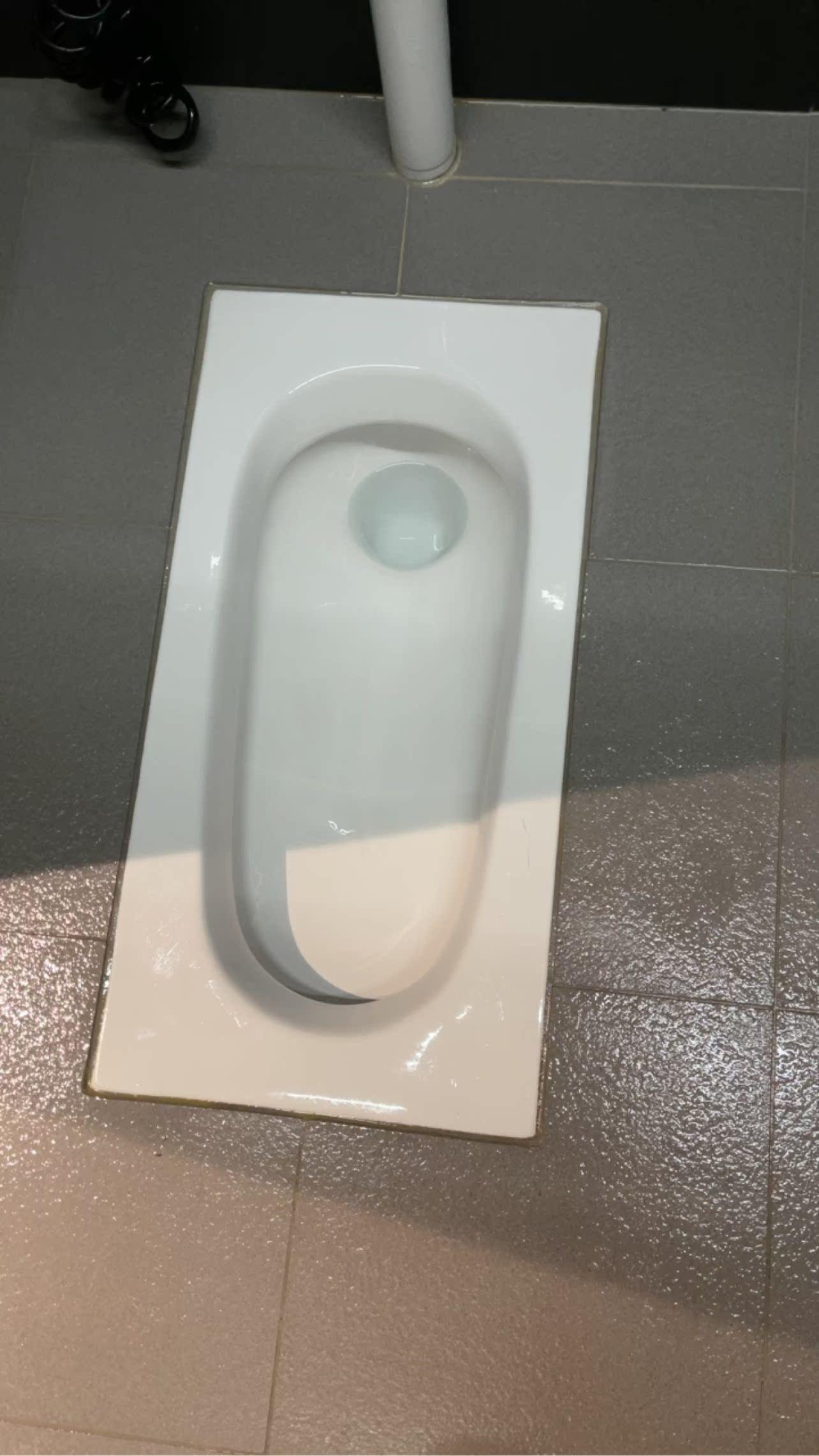 少了搓衣板踏板的窄边蹲便器。这种蹲便器没地方踩脚咋办？感谢评论区随便喷...