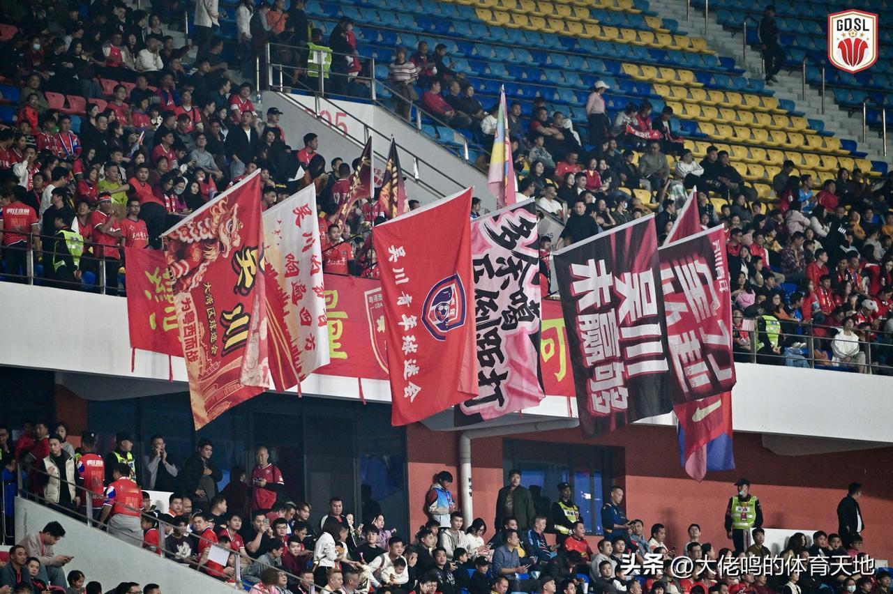 不得不惊叹，吴川青年这助威一字排开的雄壮架势，真的与当年广州队有异曲同工之妙，又