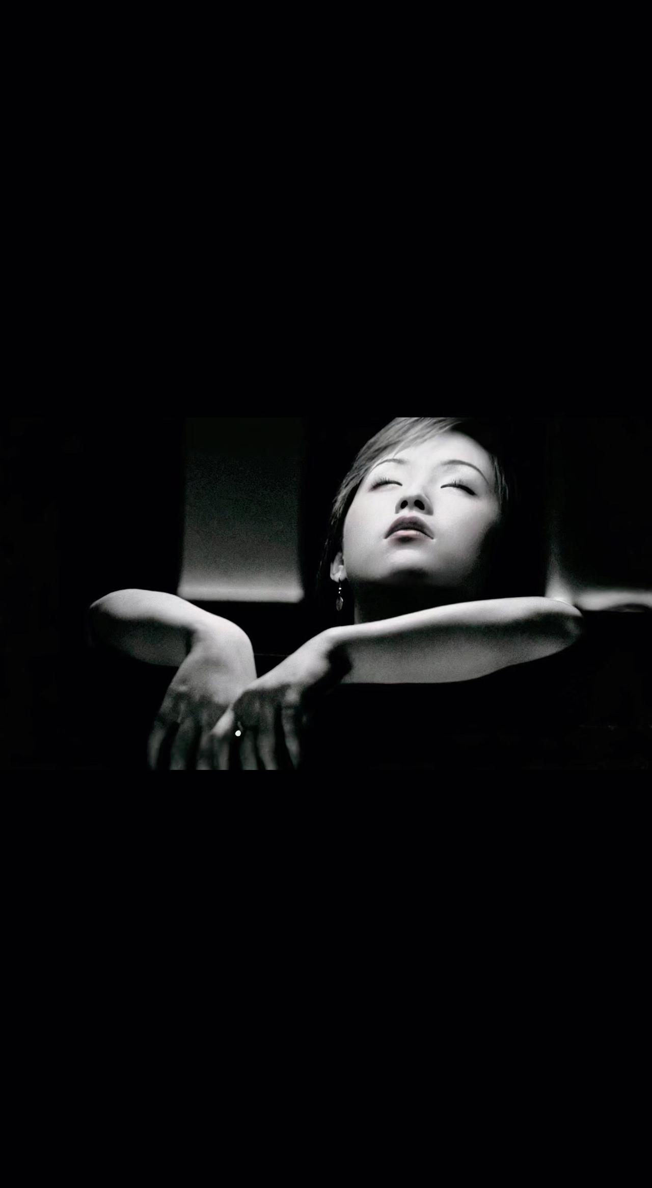 🌑暗夜里的呼吸，比星光更亮✨。指尖蜷缩成未说的诗，睫毛垂落半阙宋词。孤独是灵魂