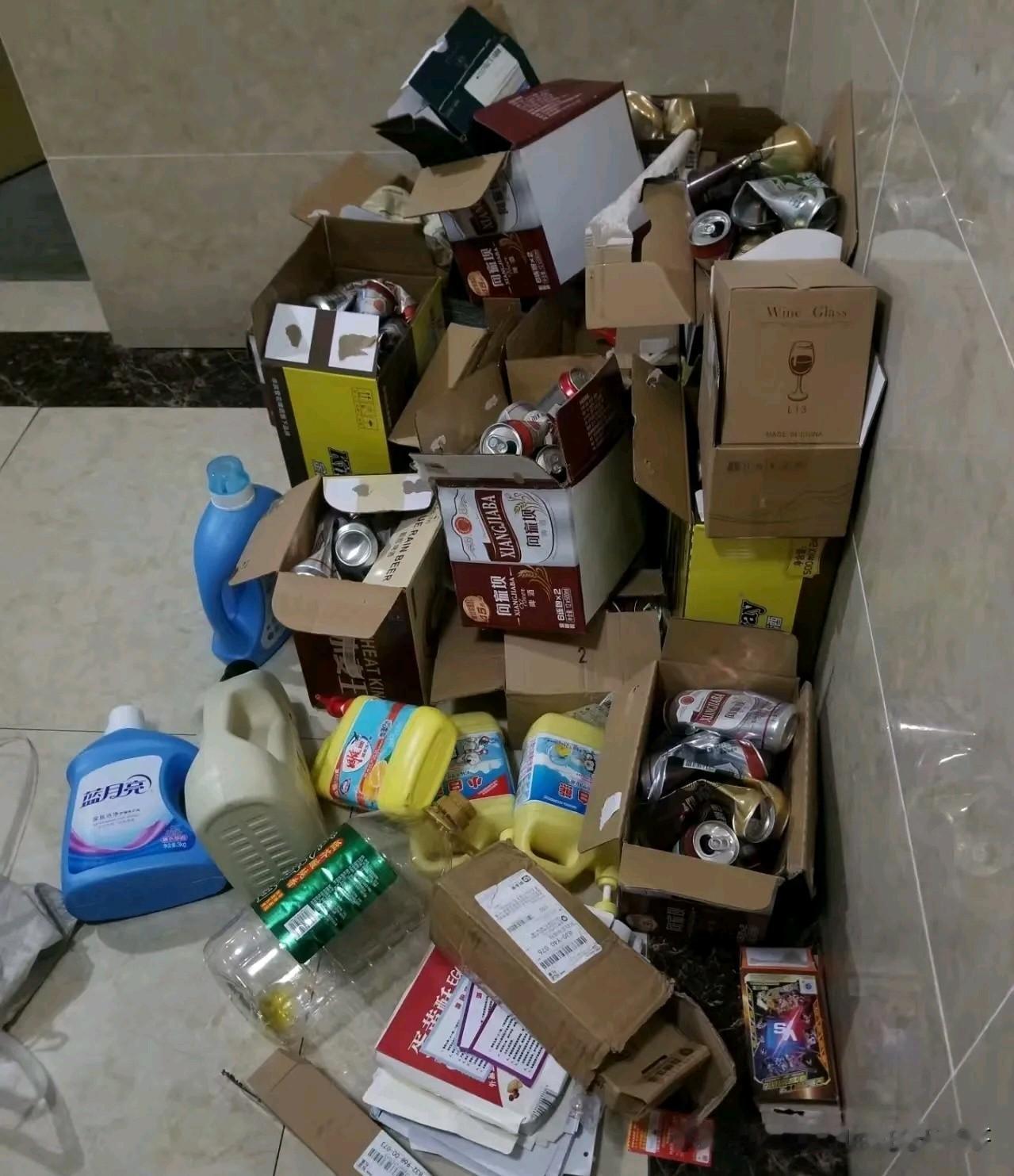 家人们谁懂呀，人老了都喜欢捡纸壳子吗？，今天全卖了才十二块钱，不够买一杯奶茶的，