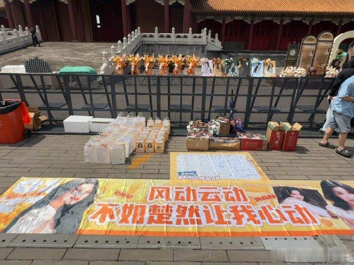 王楚然被粉丝开机应援感动哭王楚然被感动哭被暖到！王楚然开机收粉丝大屏 + 定制 