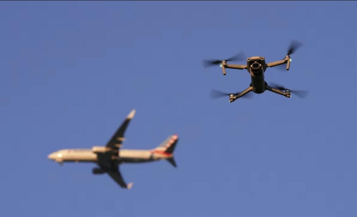 美国客机撞上无人机，好在有惊无险。
     美国联邦航空局29日在社交媒体发布