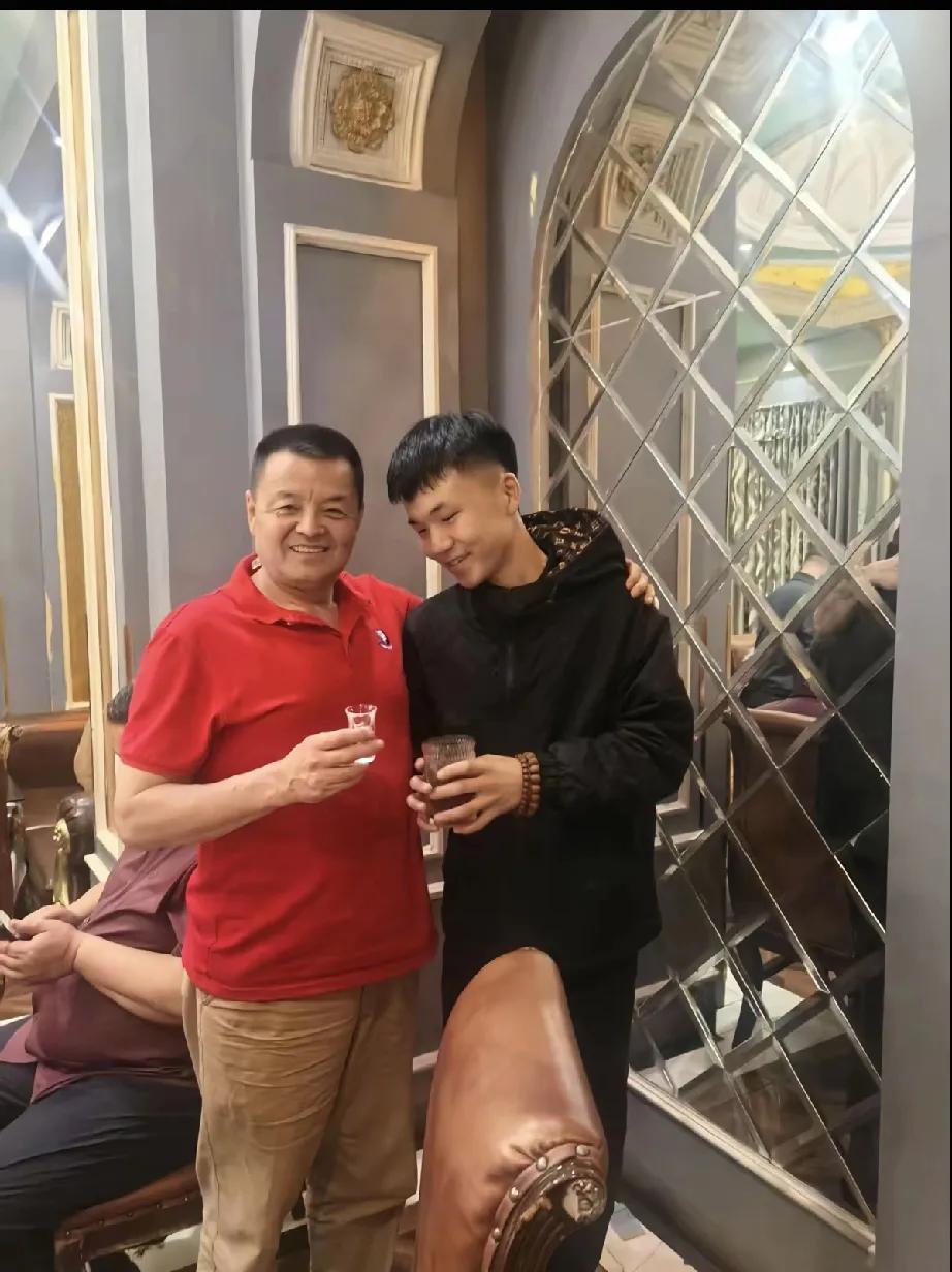 迪丽热巴的父亲与朋友吃饭，还和一个小主播合影了，好给面子。

据悉，迪丽热巴的父