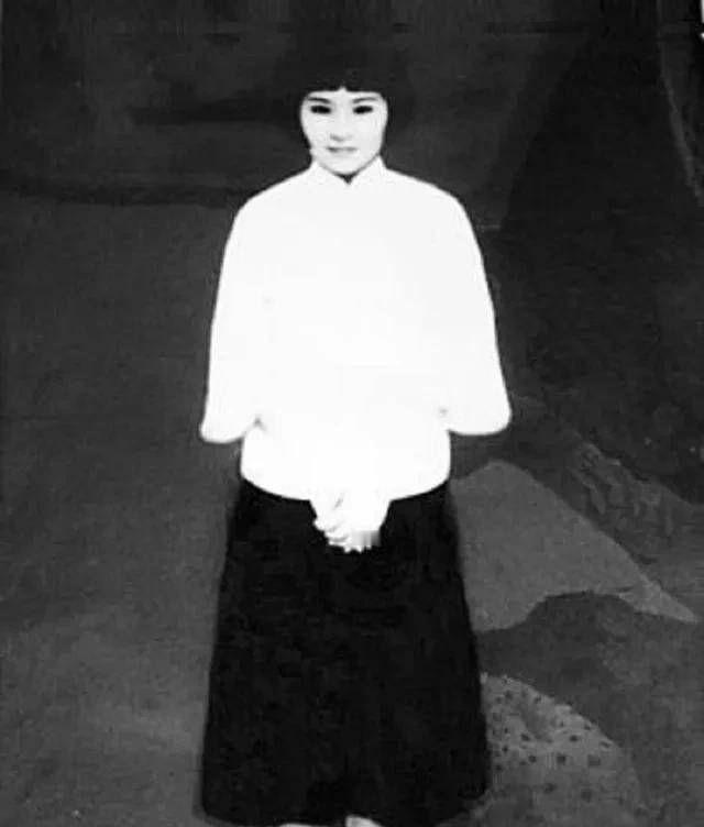 1935年厦门刑场上，怀胎八月的梁慧贞摘下手表塞给刽子手：“别打肚子，朝头开枪，