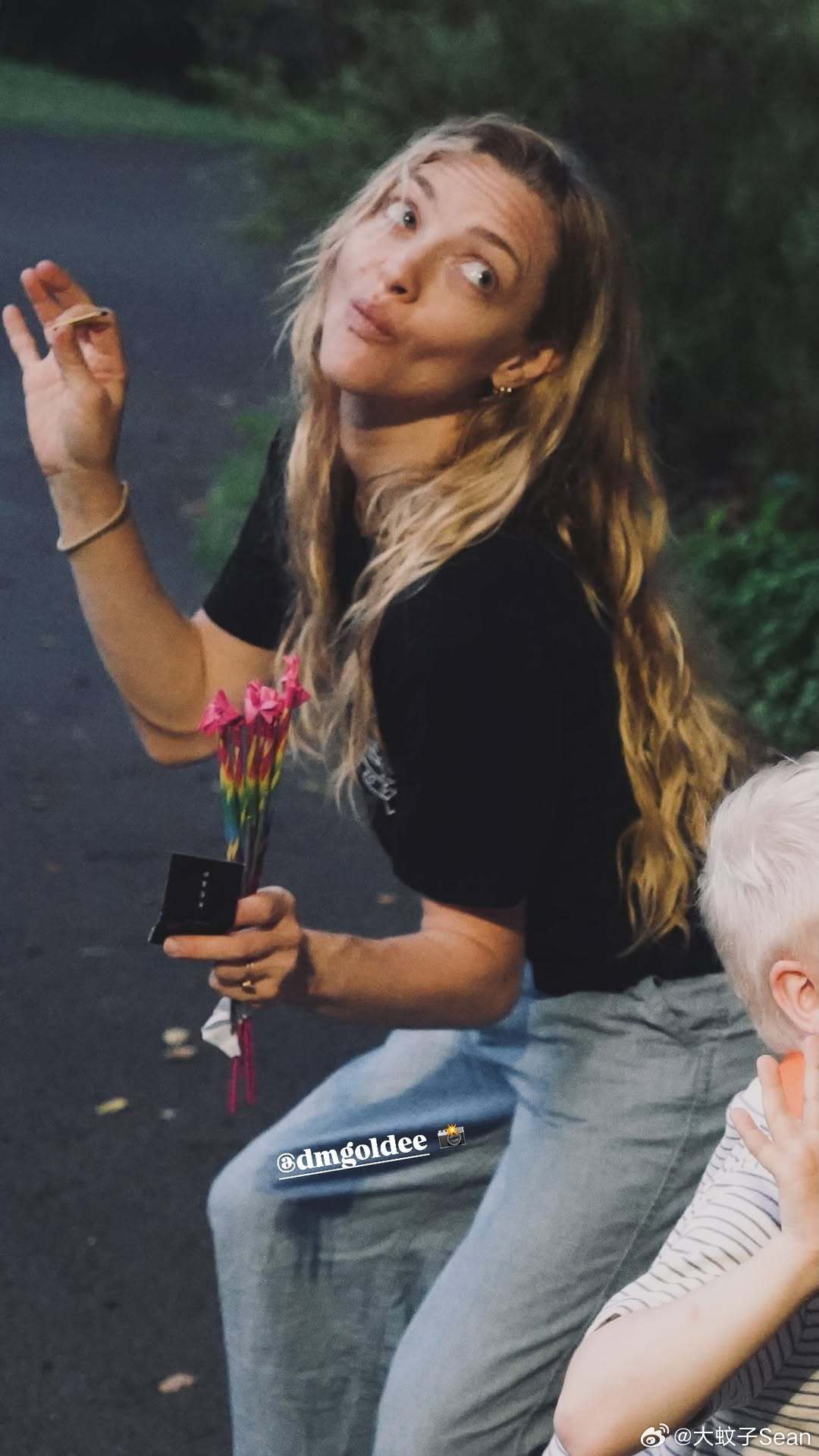 带娃玩仙女棒和参加生日派对的Amanda Seyfried阿曼达塞弗莱德，享受郊