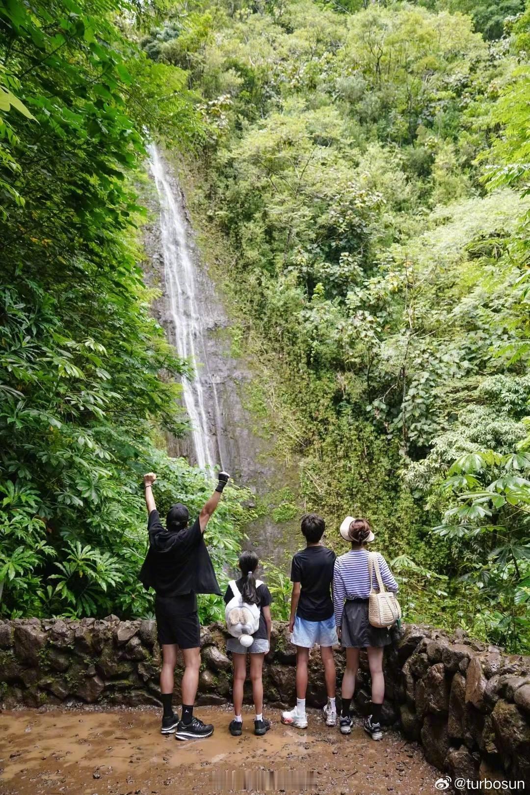 孙俪邓超儿子等等身高孙俪一家爬山看瀑布 孙俪邓超一家四口爬山看瀑布，等等的身高已