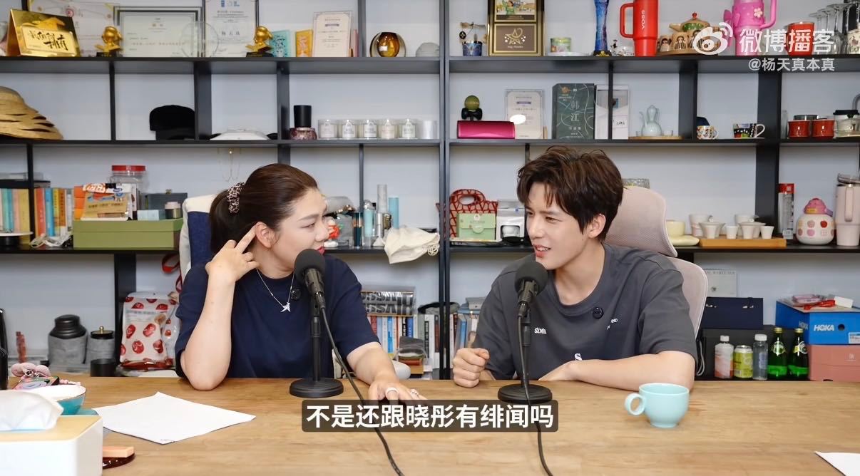 杨天真犀利提问王安宇 杨天真问怎么看待流量和热度他说以前会被数据牵着走现在明白了