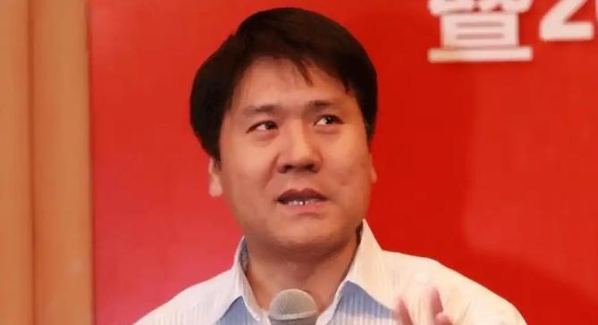 “不要用收割机收麦子，会污染环境！”放在如今2026年，这句话听起来很离谱，但是