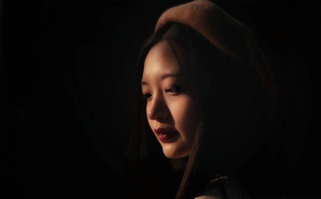 《她》摄影实现全黑背景的照片拍摄，目前常用的拍摄技巧有三种方式：利用道具、点测光