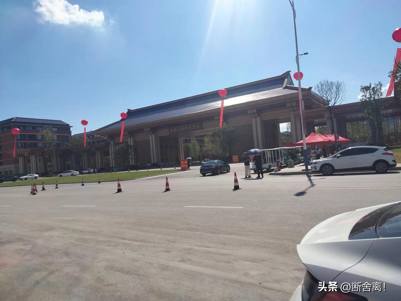 昨天送女儿去上学了，女儿考上的是民办本科，学费交了差不多30000，真的是心口疼