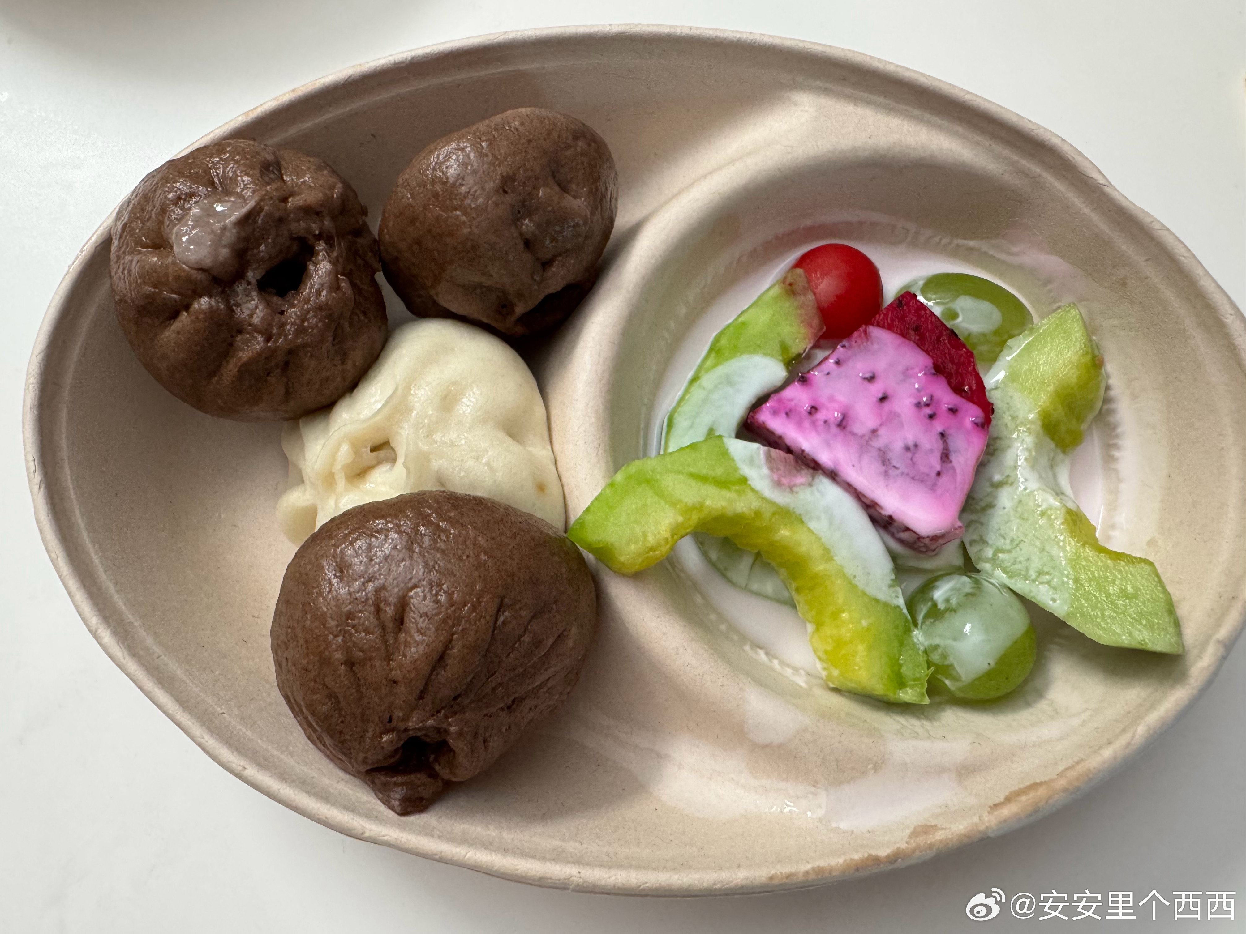 今日份午餐图一图二阿莫斯的他订了一周的减脂餐每天中午送来，平均 25 元每餐图一