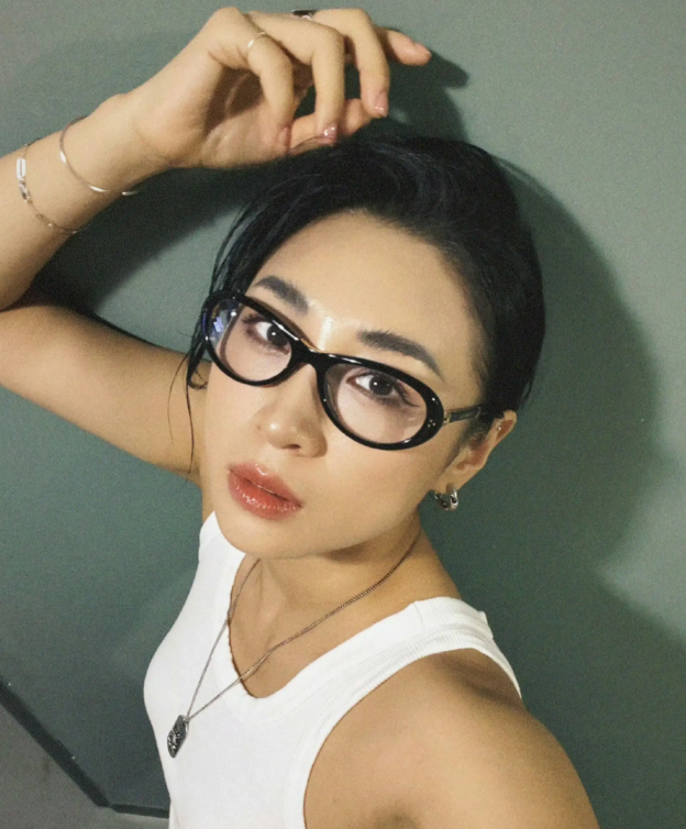 39岁的淡淡，大方把25岁男友带到了镜头前。她让嘉宾猜年龄差，对方喊15岁，她笑